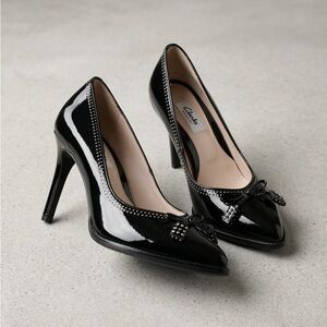 Clarks Narrative Black Patent Bow Pumps - EUC